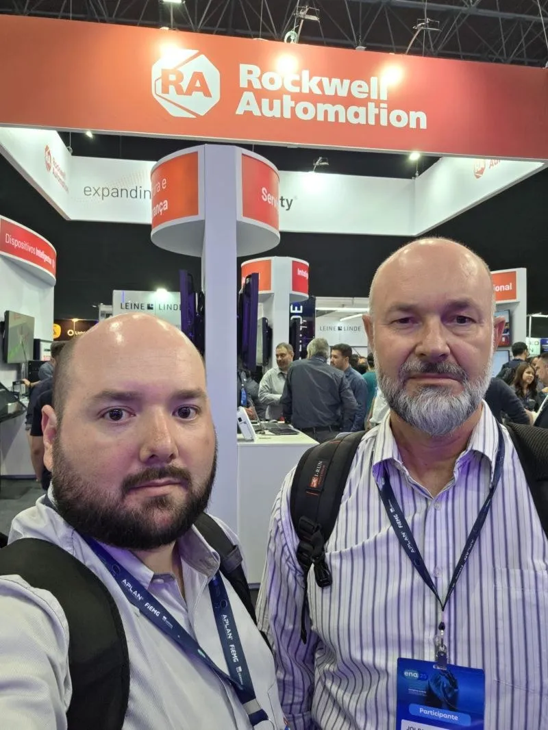Rafhael Henrique Corsi Feitosa e Joldmar Oliveira diante do estande da Rockwell Automation no ENA 2025
